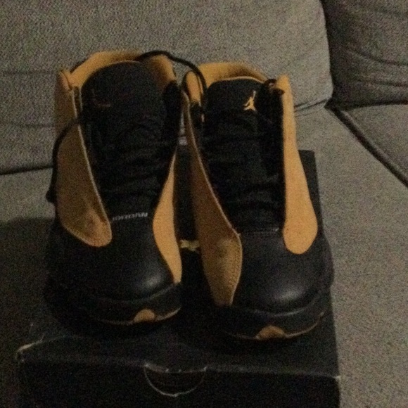 Am selling my use air Jordan 13 retro. - Picture 2 of 4
